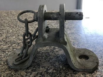 Cattle Varrier gate bracket with chain for rsj | BARRIERHINGE